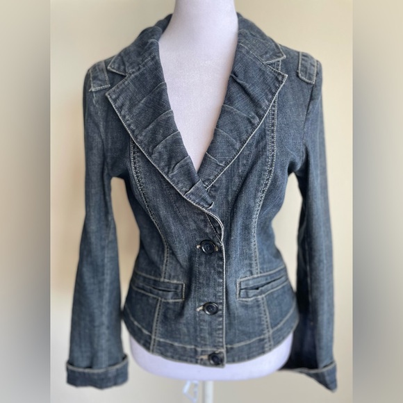 CAbi CAbi RUFFLE COLLAR DETAIL 2 BUTTON FRONT DENIM BLAZER STYLE JACKET SZ S - Picture 9 of 16